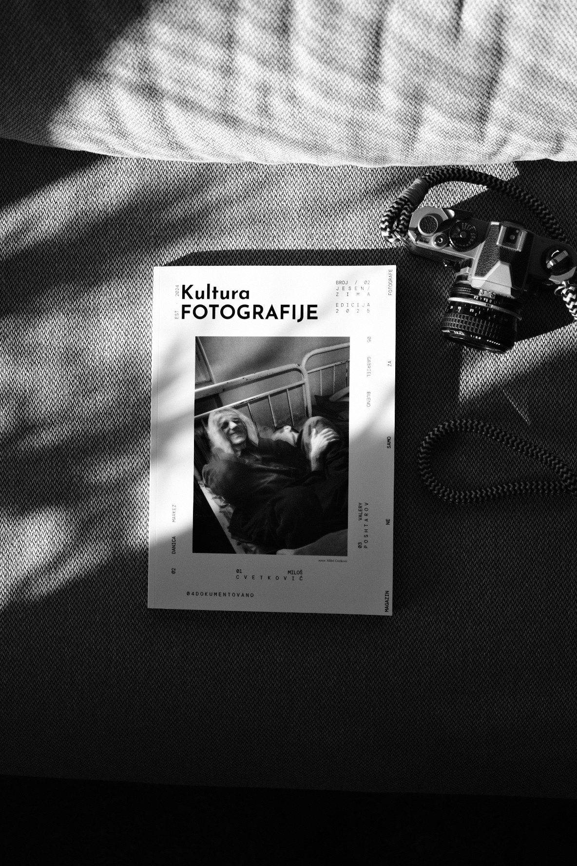 Magazin Kultura fotografije prikazan sa zanimljivim svetlom i igrom senki.