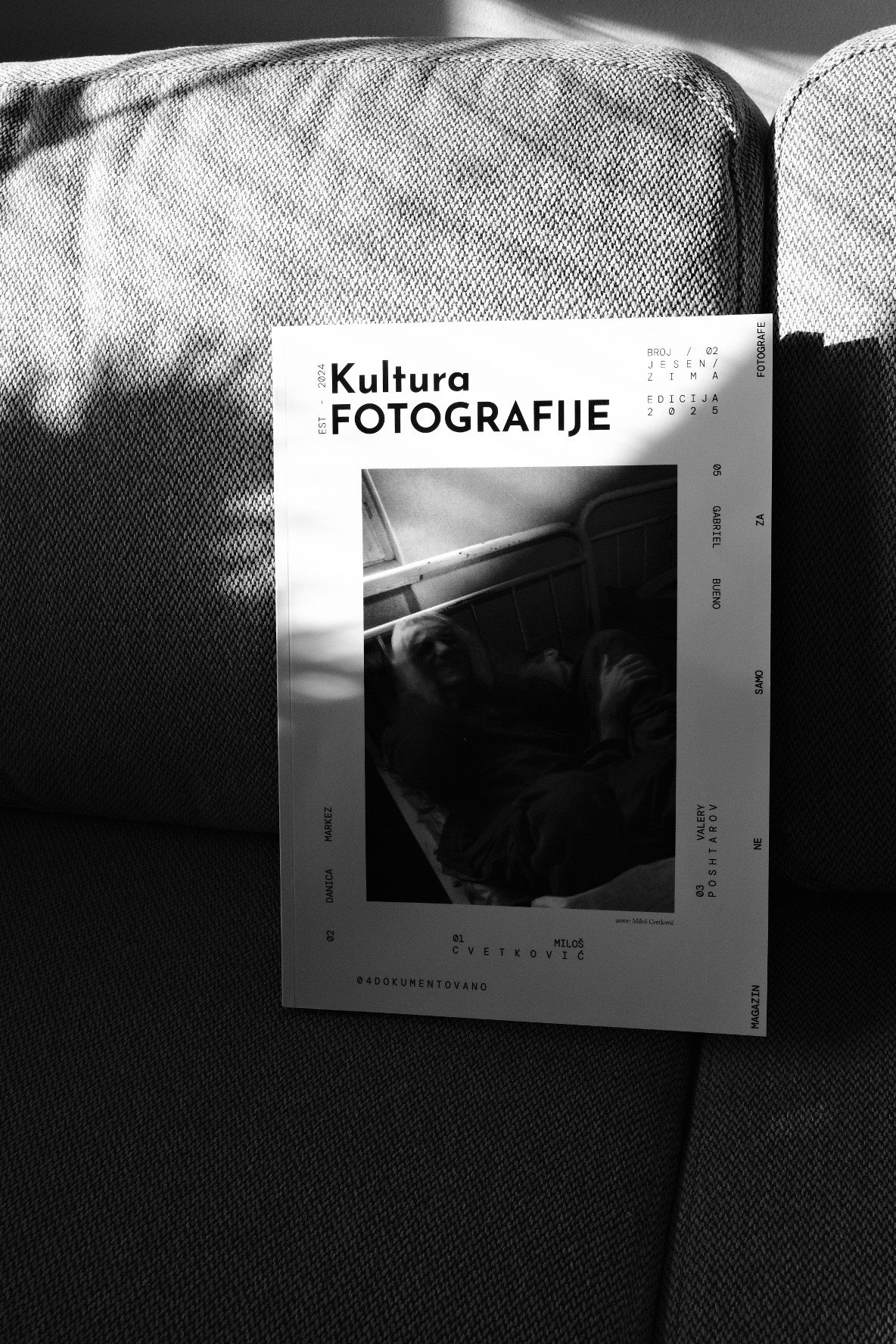 Magazin Kultura Fotografije prikazan kroz igru senki, vidljiv je samo naslov magazina dok je ostatak u jakoj senci.