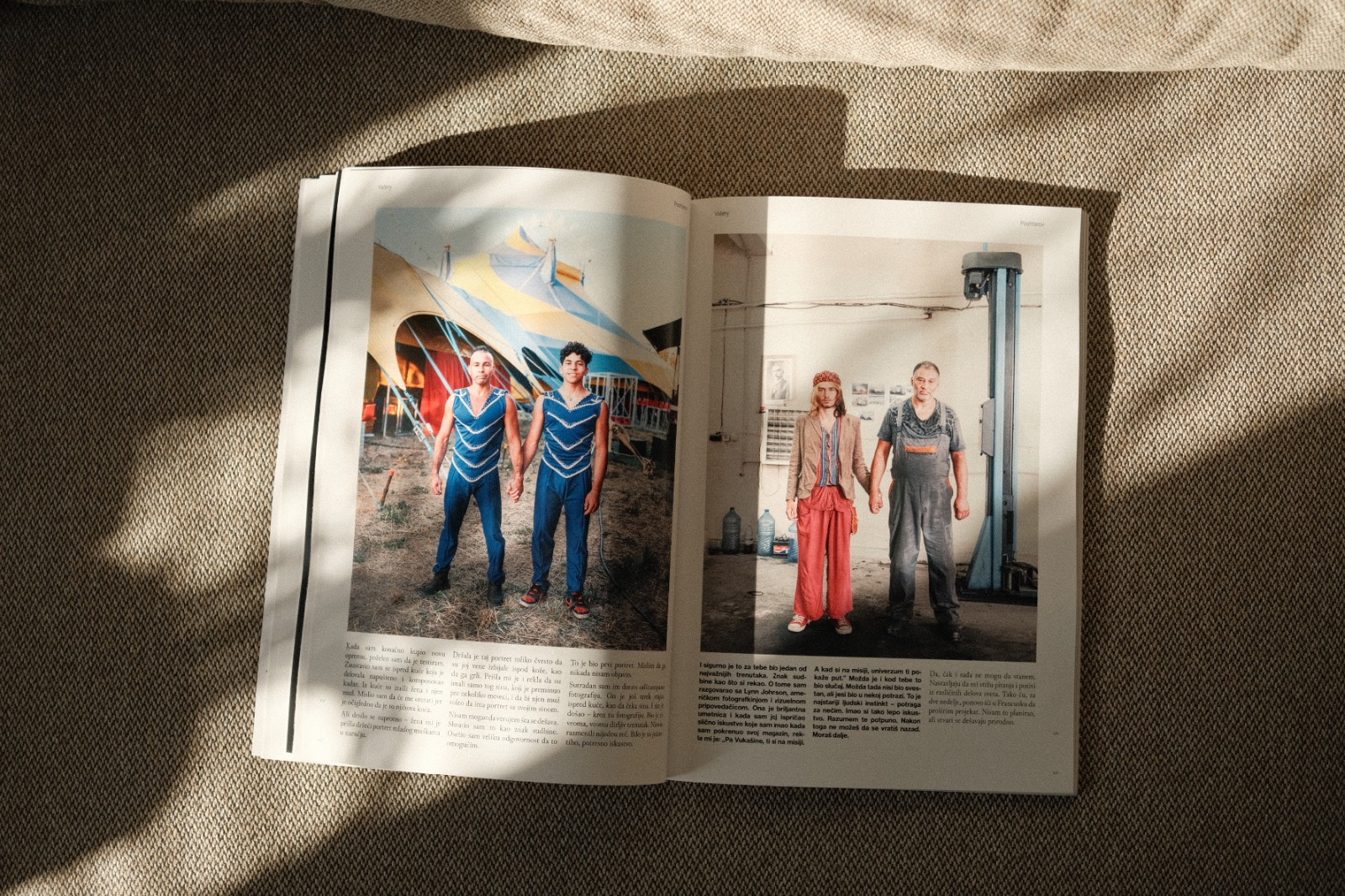 Unutrašnja strana sa fotografijama i delom intervjua bugarskog fotografa Valery Postharova